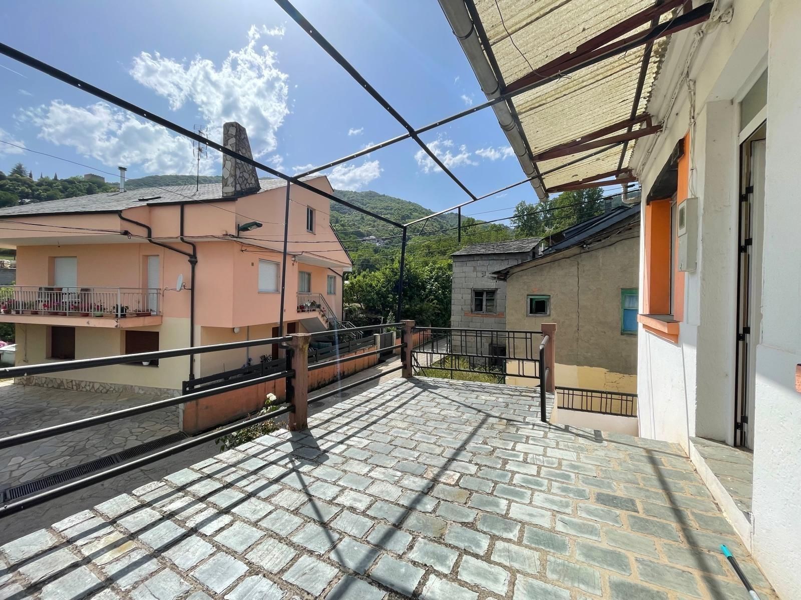 Vista exterior de Casa o xalet en venda en Corullón amb Calefacció i Terrassa