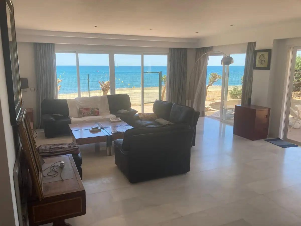Sala de estar de Casa adosada en venta en Estepona con Aire acondicionado, Terraza y Amueblado