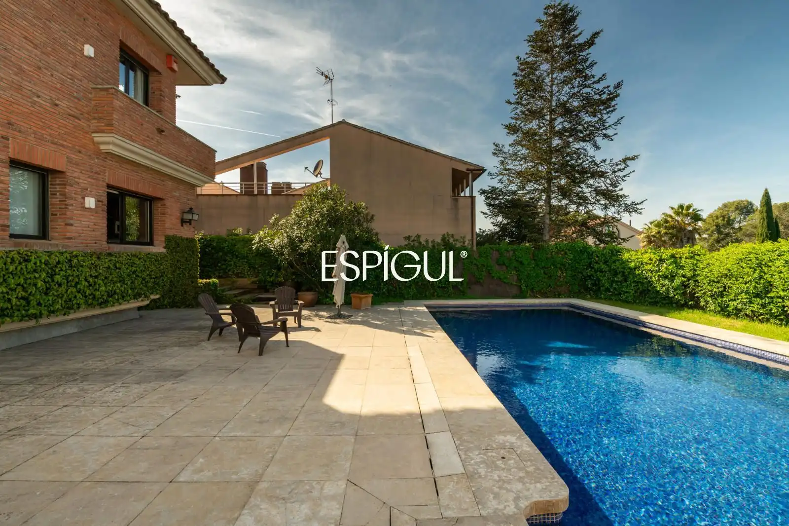 Swimming pool of Houses for sale in Sant Cugat del Vallès  with Air Conditioner, Heating and Storage room