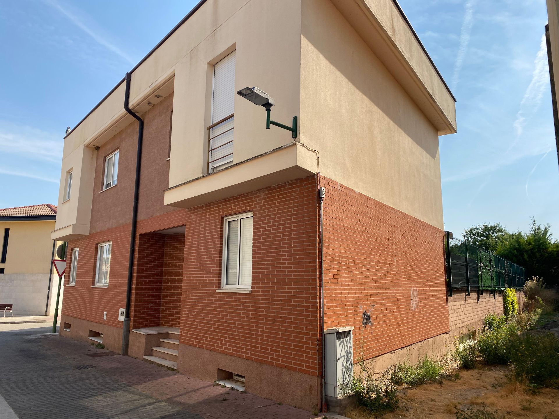 Vista exterior de Casa adosada en venda en Burgos Capital amb Traster