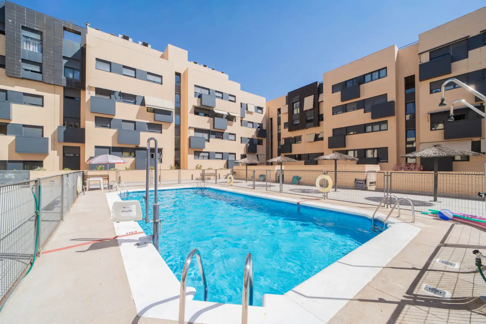 Piscina de Piso en venta en Alcobendas con Calefacción, Parquet y Trastero
