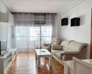 Sala d'estar de Pis de lloguer en Plasencia amb Aire condicionat, Parquet i Moblat