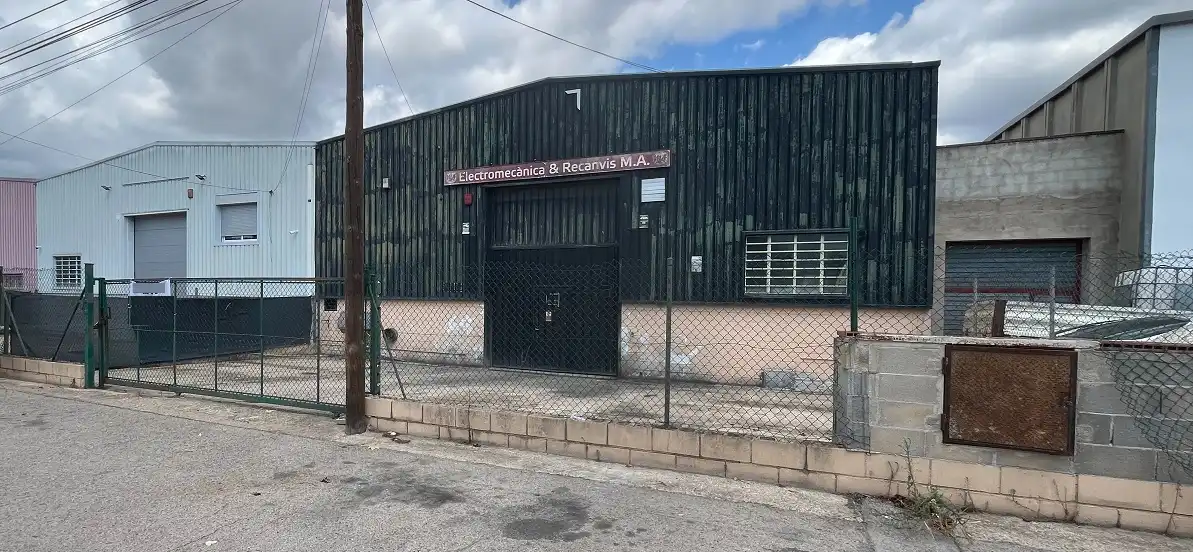 Außenansicht von Fabrikhallen zum Verkauf in Sils, Girona