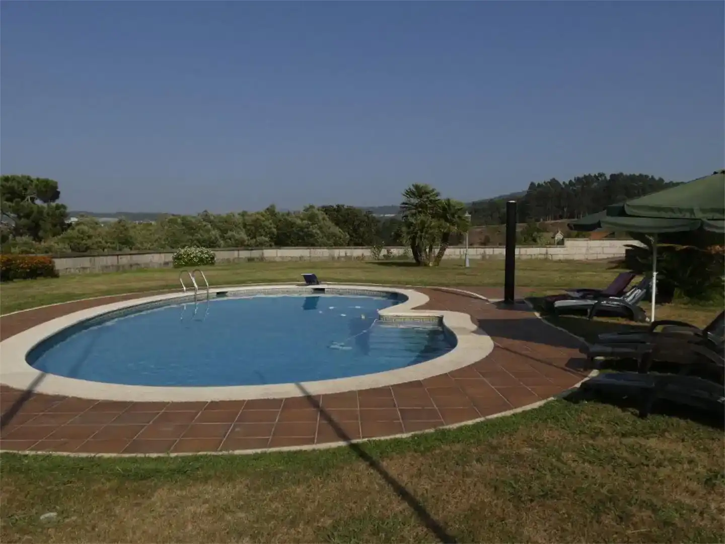 Piscina de Pis en venda en Pontevedra Capital  amb Jardí privat, Parquet i Piscina