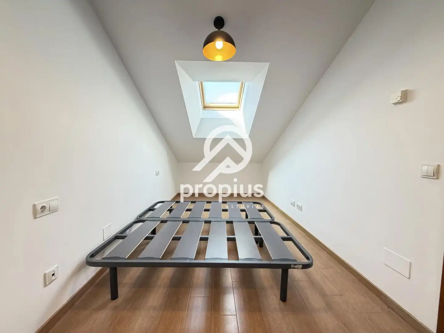 Schlafzimmer von Dachboden zum Verkauf in Llanes mit Abstellraum