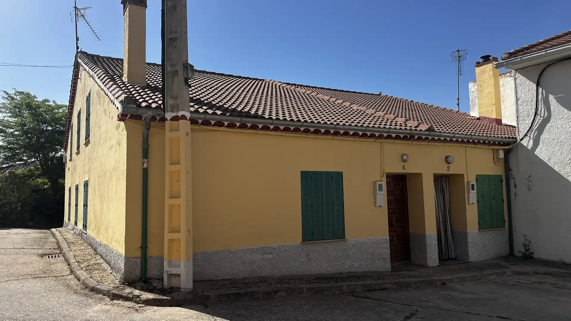 Vista exterior de Casa adosada en venda en Cerezo de Abajo amb Parquet