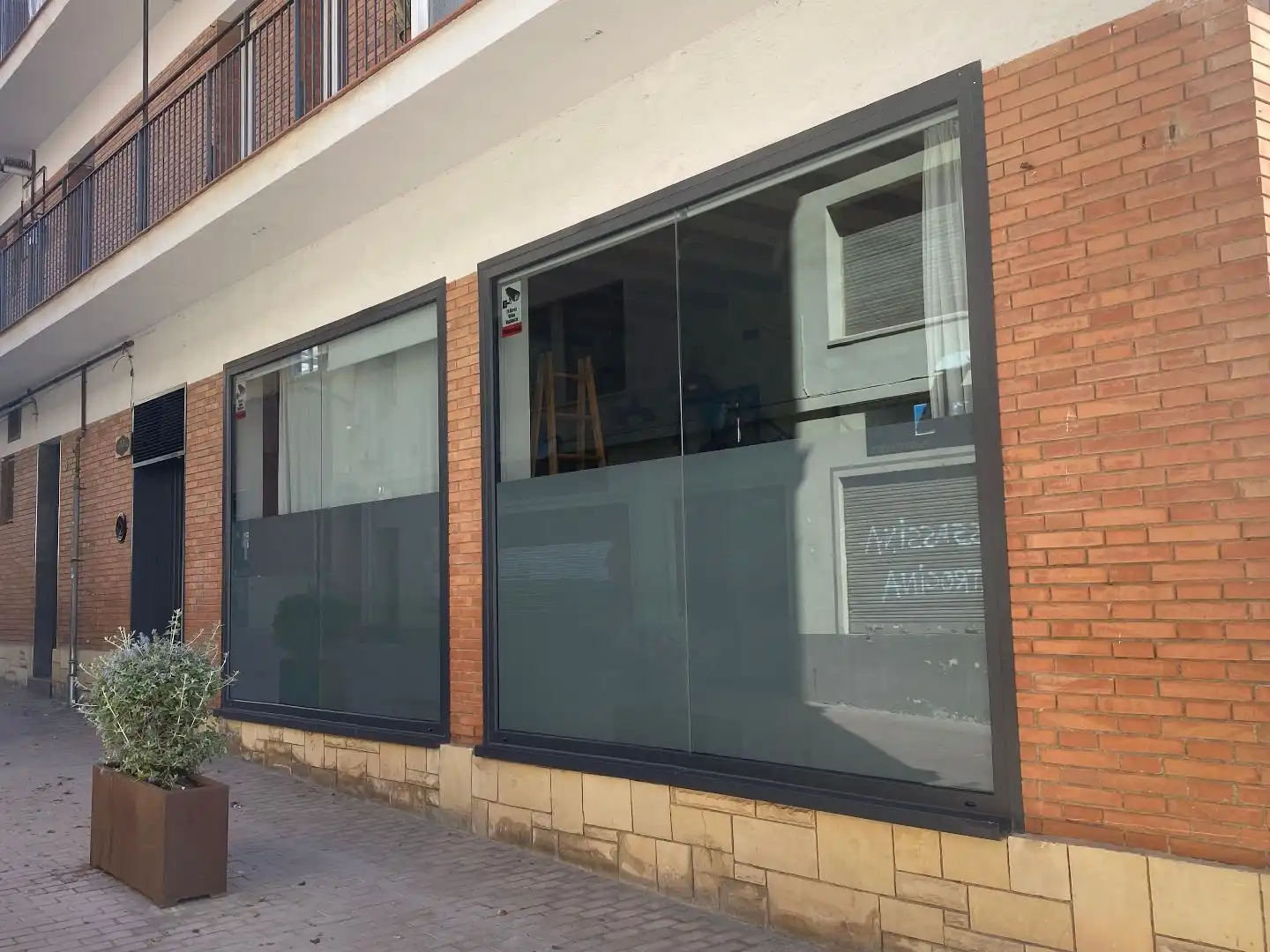 Local comercial de lloguer a calle de la plaça 8, imagen 2