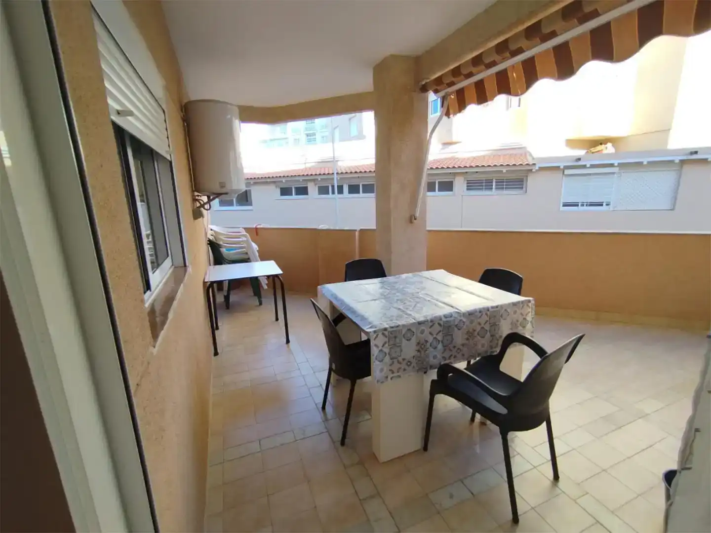 Terrasse von Erdgeschoss zur Miete in La Manga del Mar Menor mit Klimaanlage, Möbliert und Ofen