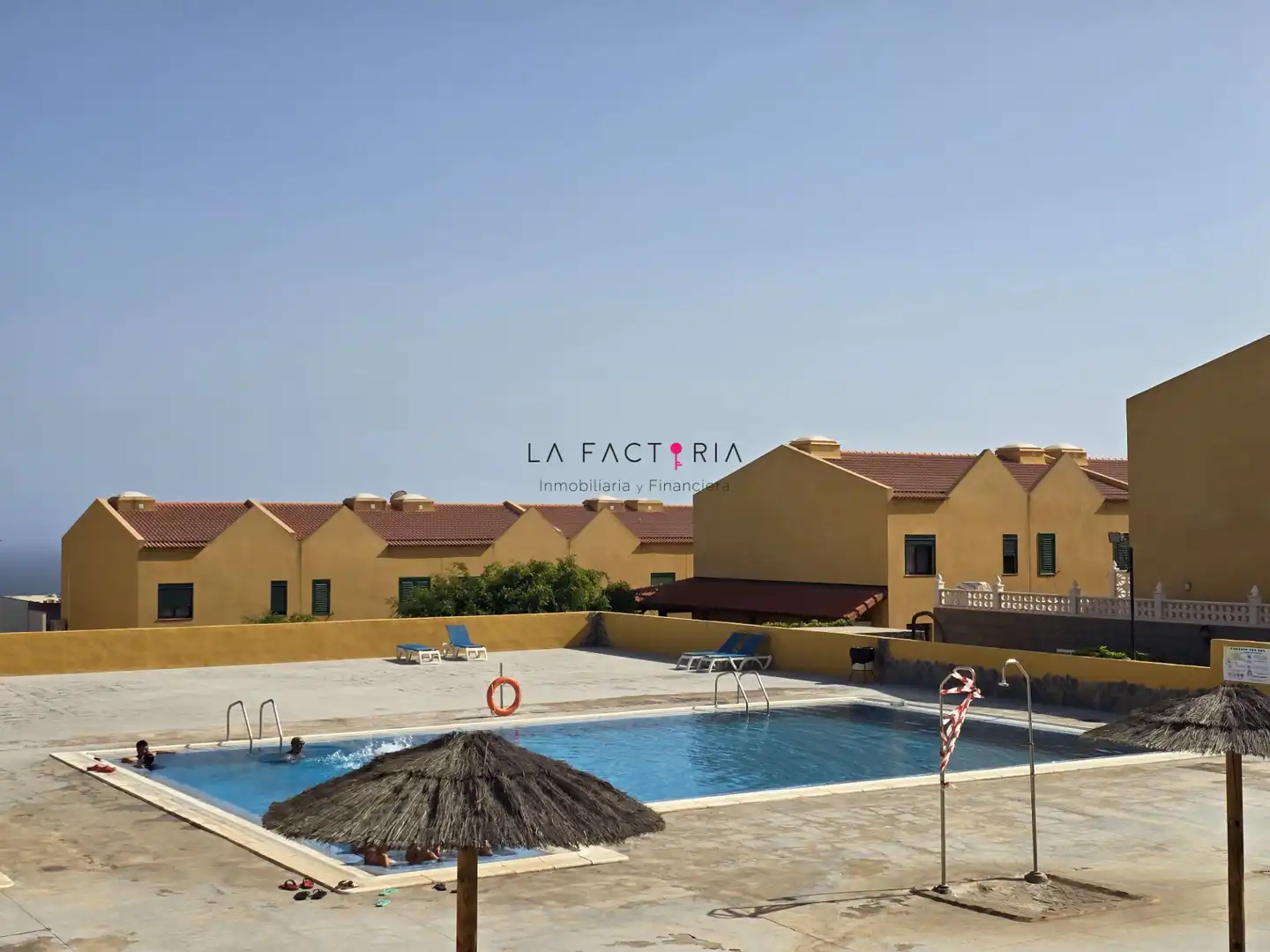 Piscina de Casa adosada en venda en San Miguel de Abona amb Aire condicionat, Jardí privat i Terrassa