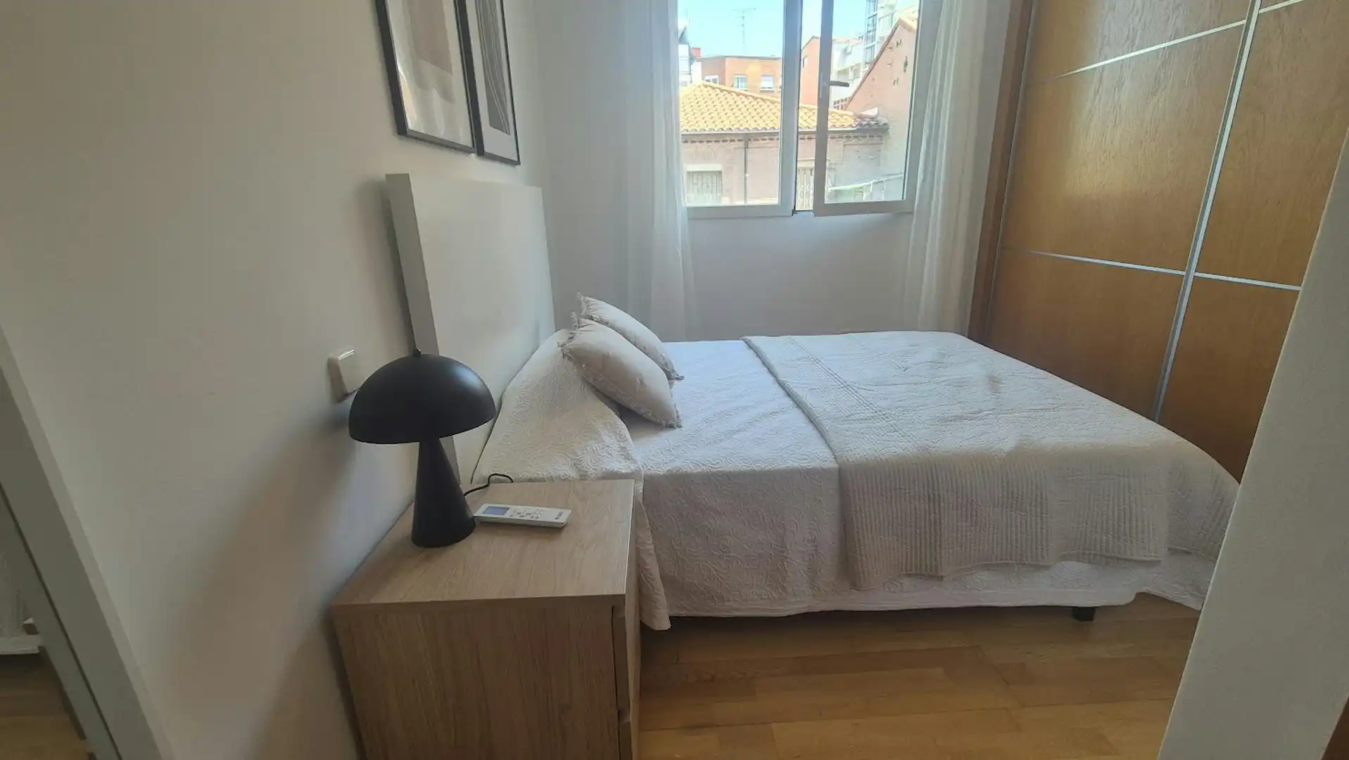 Schlafzimmer von Wohnung zur Miete in Madrid mit Klimaanlage, Heizung und Möbliert