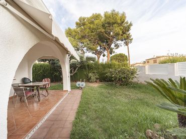 Casa aparellada amb jardí en venda a calle Florida
