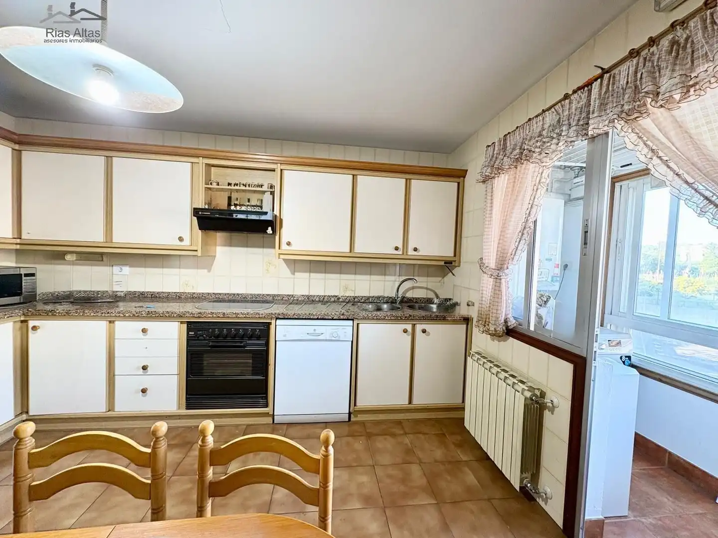 Cocina de Piso en venta en Cambre  con Calefacción, Parquet y Trastero