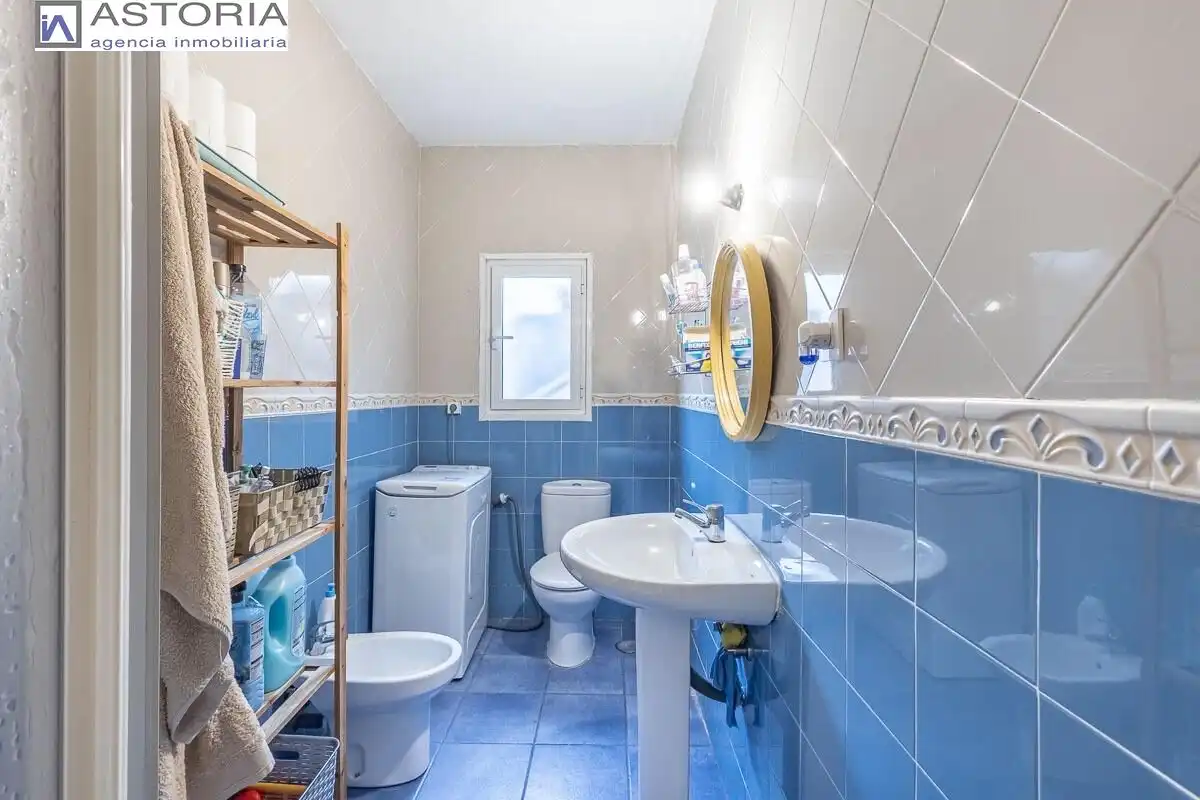 Badezimmer von Wohnung zum Verkauf in Granada mit Möbliert und Balkon
