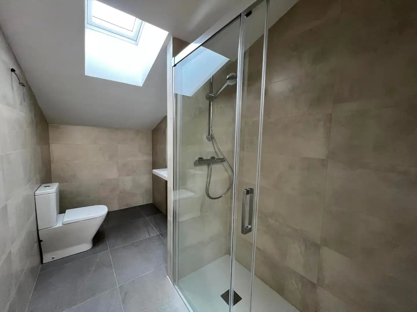 Bathroom of Attic for rent in Girona  with Air Conditioner, Terrace and Storage room