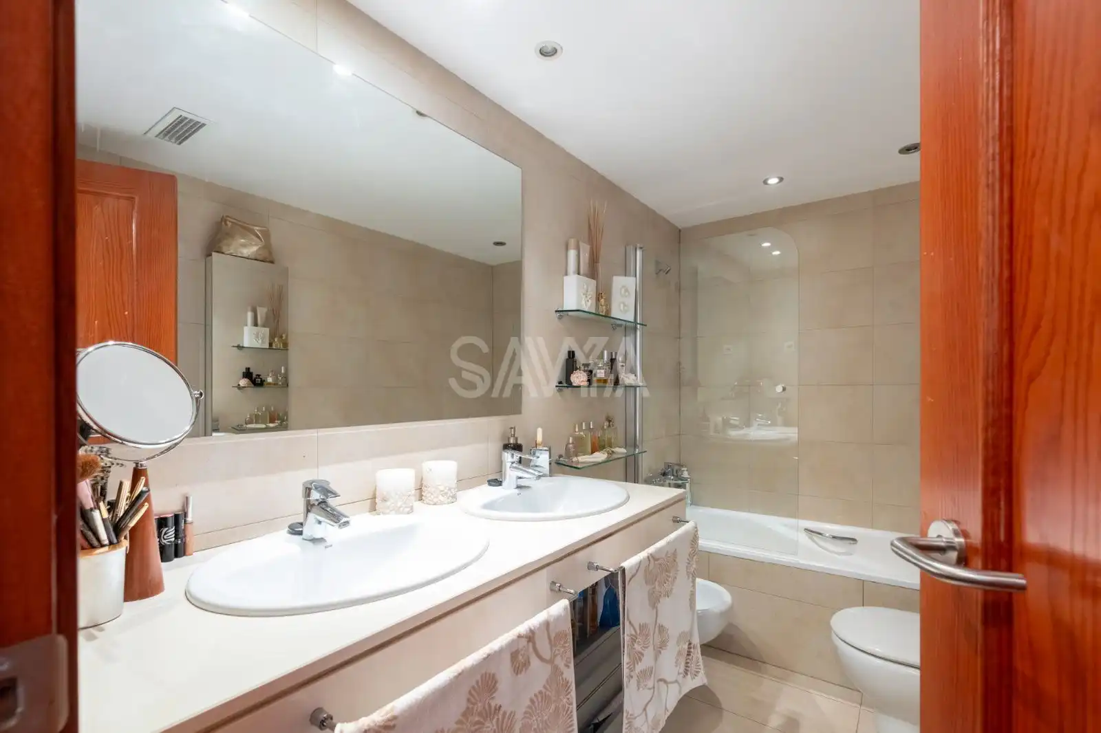 Baño de Ático en venta en L'Hospitalet de Llobregat con Aire acondicionado, Calefacción y Parquet