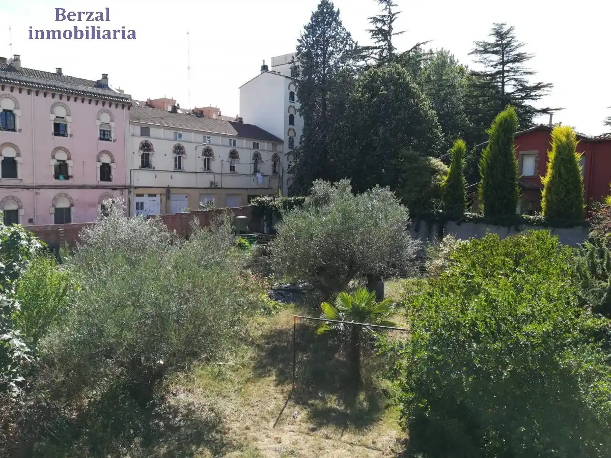 Jardí de Finca rústica en venda en  Logroño amb Jardí privat, Traster i Balcó