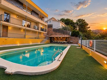 Villa con balcone in vendita a Canyelles