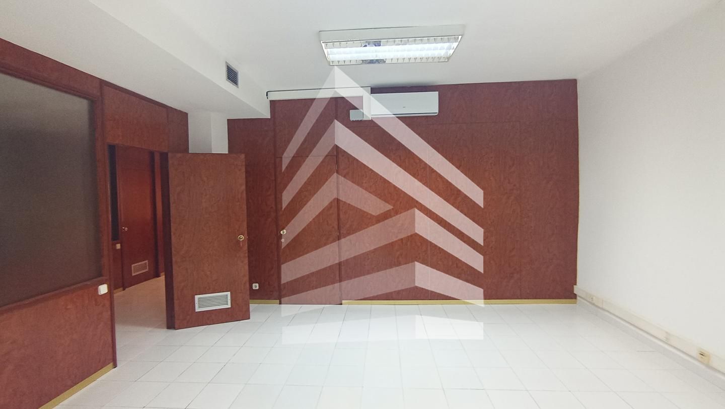 Local de lloguer a Carrer de Morales, Barri de les Corts, Les Corts