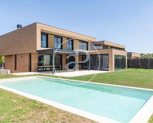Vista exterior de Casa o xalet en venda en Las Rozas de Madrid amb Aire condicionat, Calefacció i Jardí privat