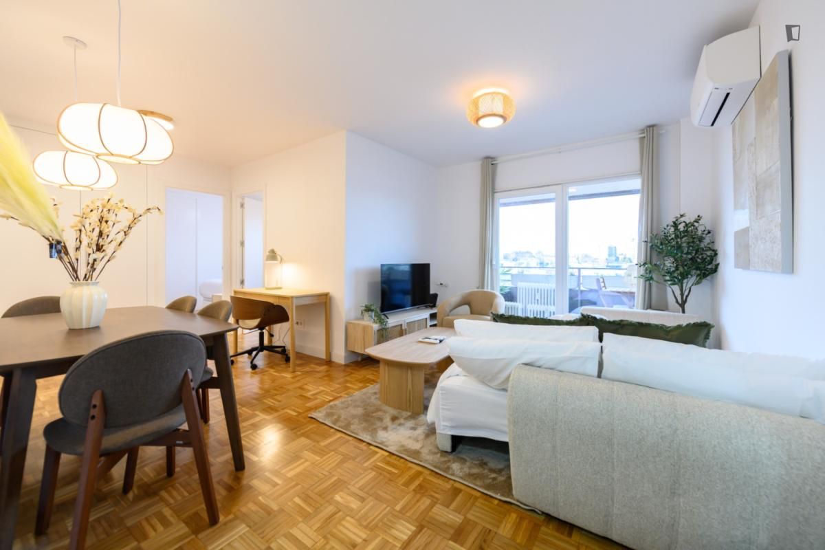 Sala d'estar de Apartament de lloguer en  Madrid Capital amb Aire condicionat, Calefacció i Moblat