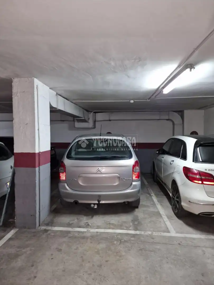 Parking de Piso en venta en Huesca con Calefacción y Trastero
