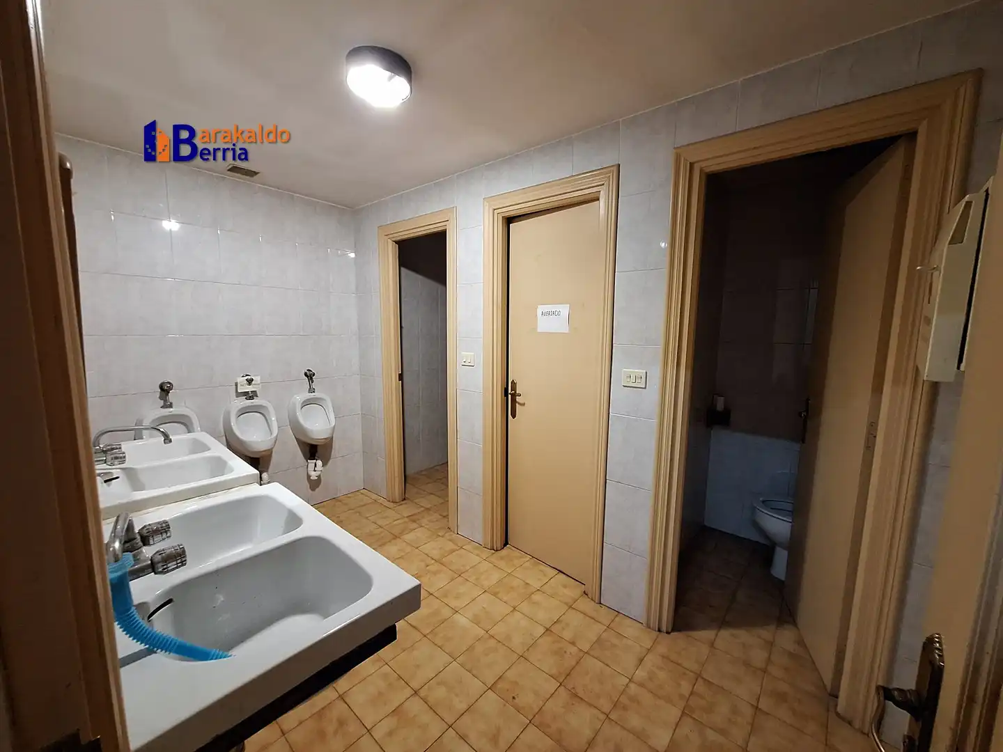 Badezimmer von Fabrikhallen zur Miete in Portugalete