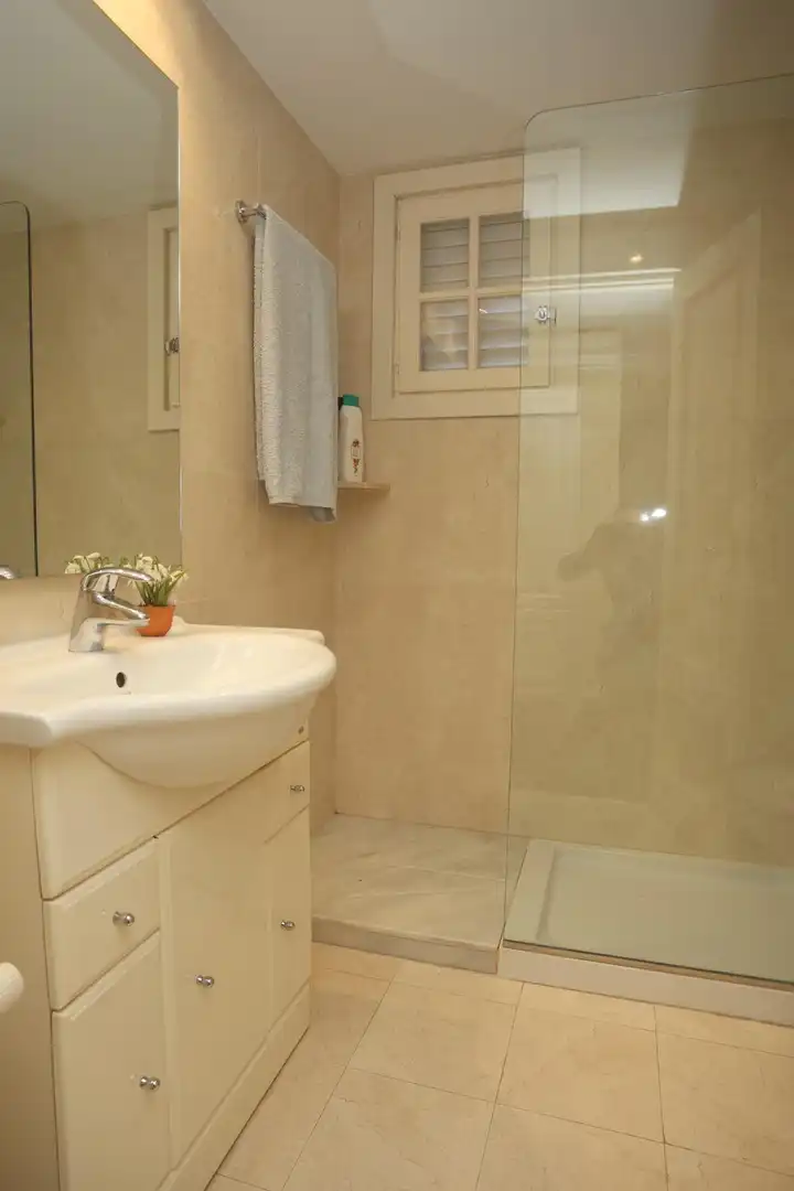 Badezimmer von Erdgeschoss zur Miete in Rocafort mit Klimaanlage, Heizung und Möbliert