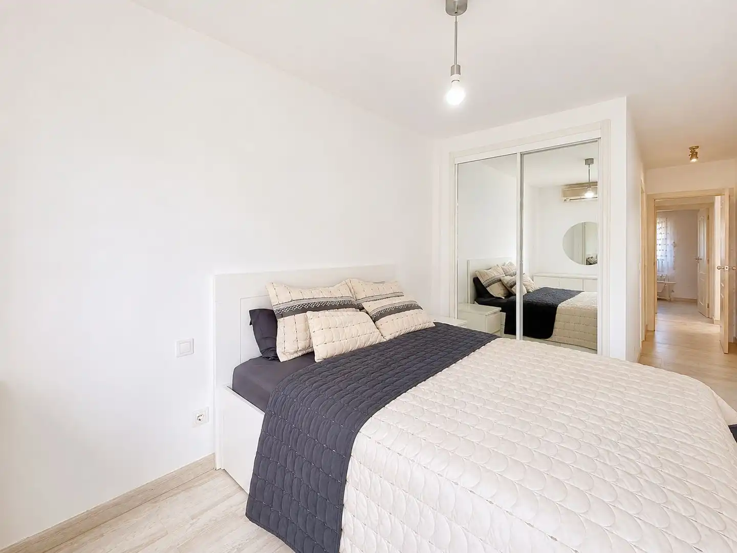 Dormitori de Apartament en venda en Benalmádena amb Jardí privat i Piscina comunitària