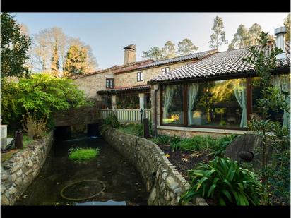 Vista exterior de Casa o xalet en venda en Rianxo amb Calefacció, Jardí privat i Parquet