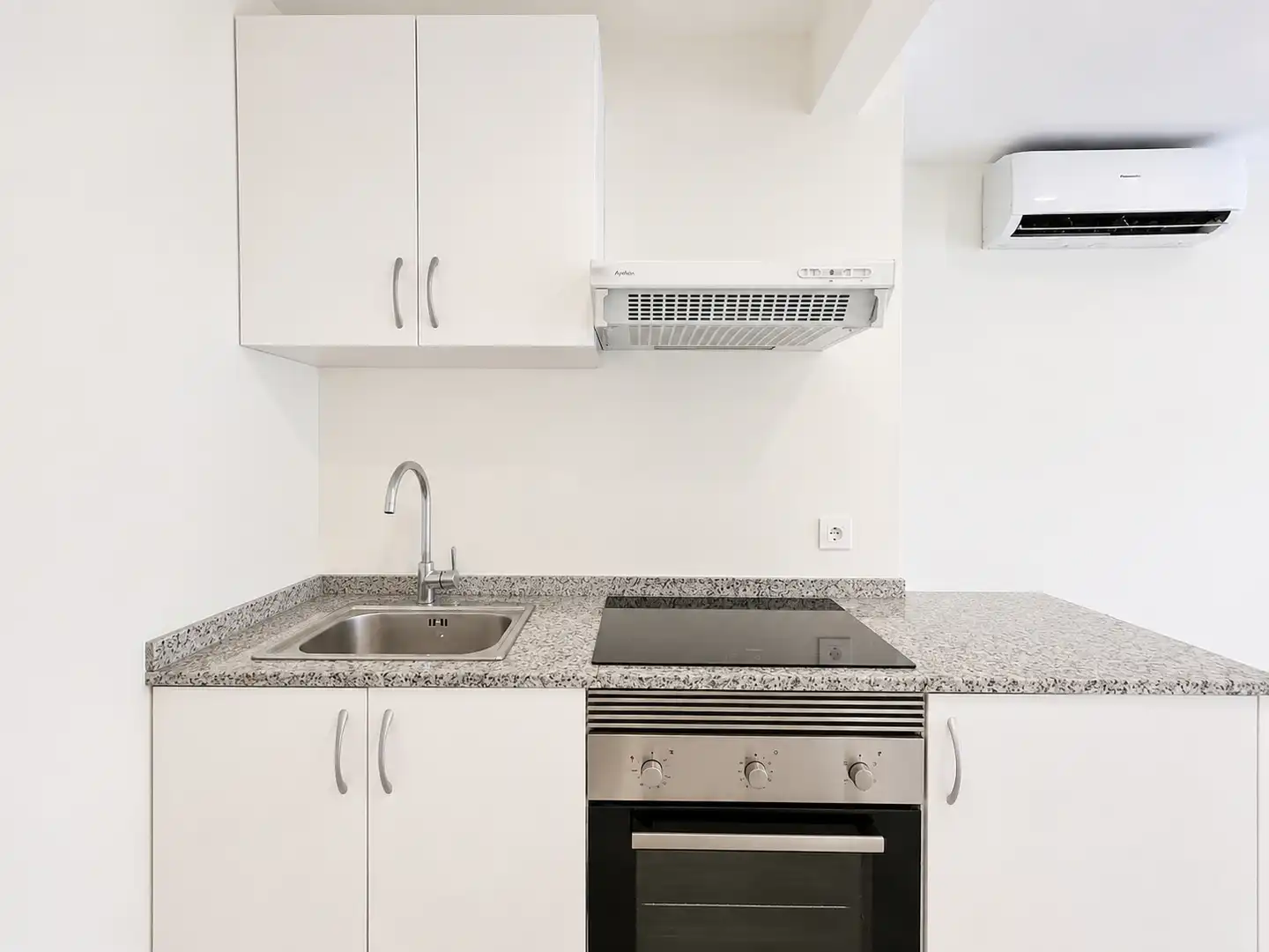 Kitchen of Office for sale in Barcelona  with Air Conditioner