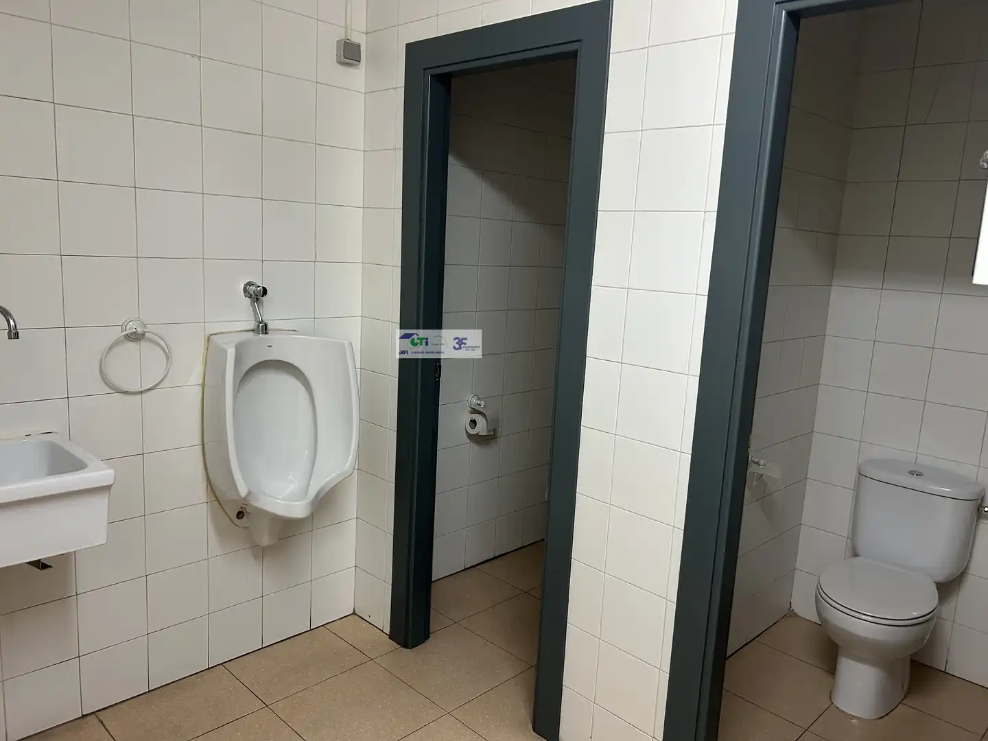 Badezimmer von Fabrikhallen zur Miete in Cuarte de Huerva