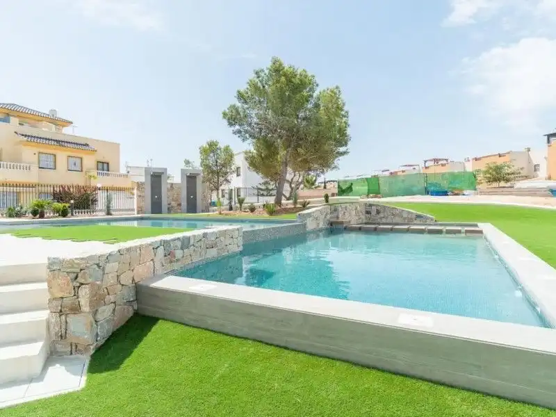 Piscina de Casa o chalet en venta en Torrevieja con Jardín privado, Terraza y Balcón