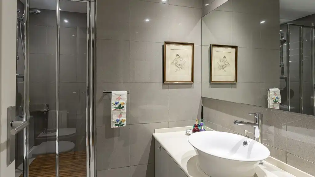 Badezimmer von Wohnungen zum Verkauf in Barcelona mit Klimaanlage, Heizung und Parkett