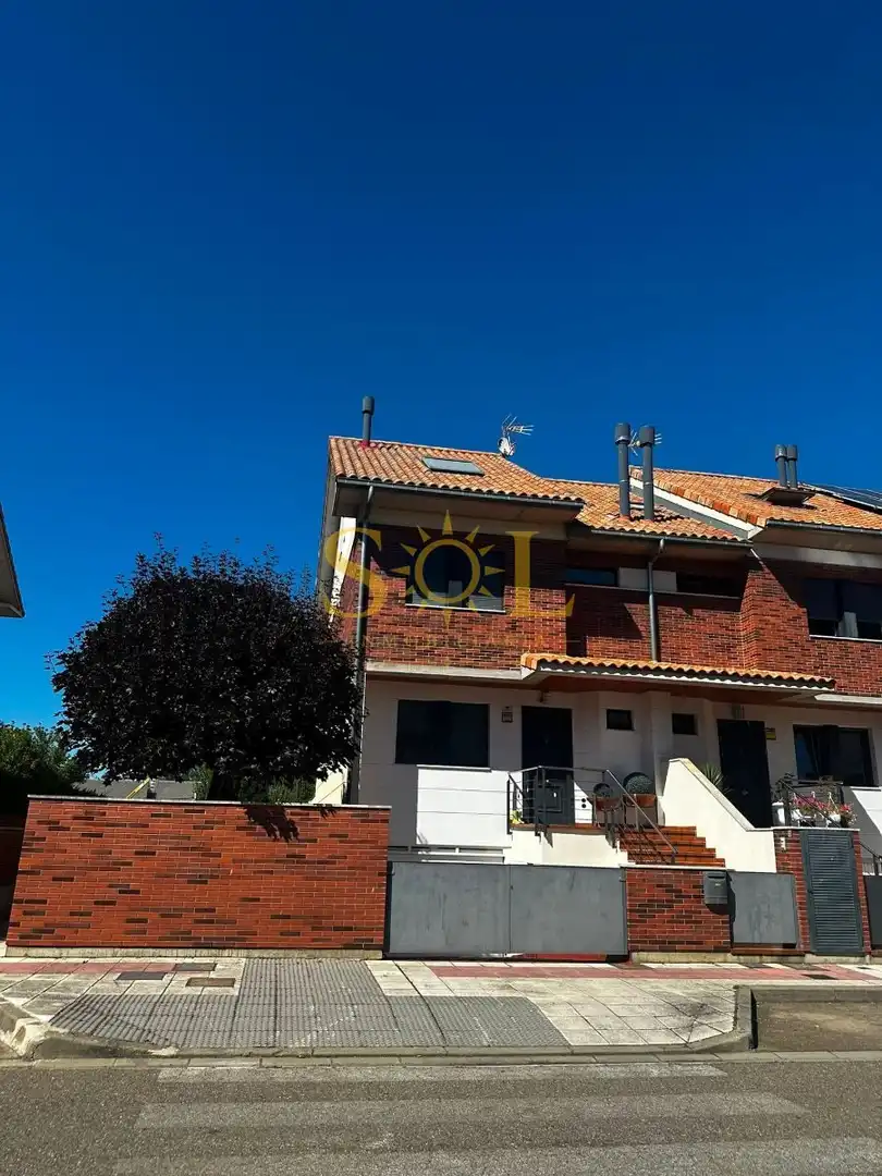 House with garden for sale in Calle Escipión
