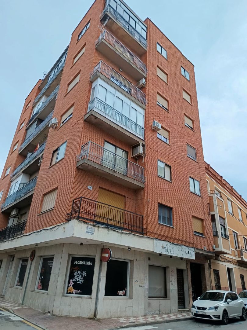 Vista exterior de Pis en venda en Quintanar de la Orden amb Calefacció i Balcó