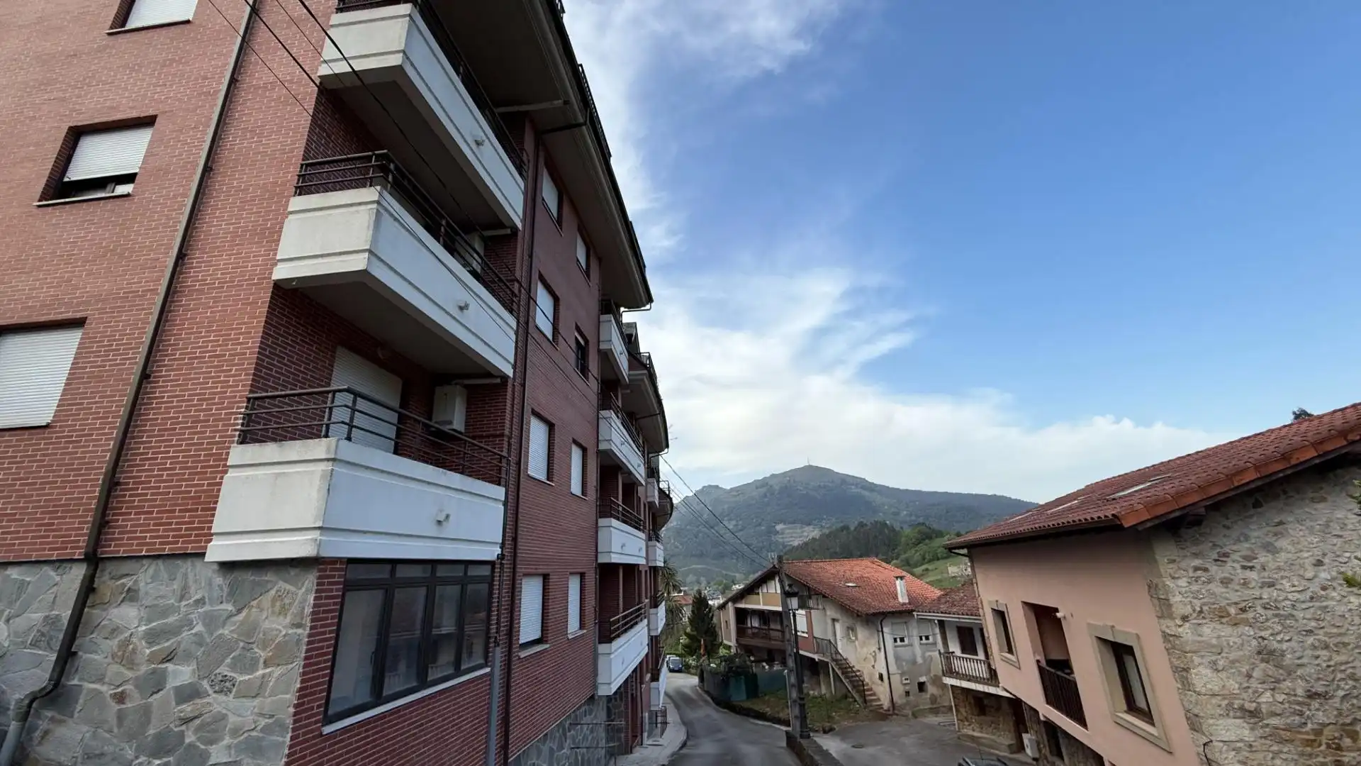 Außenansicht von Gebäude zum Verkauf in Limpias