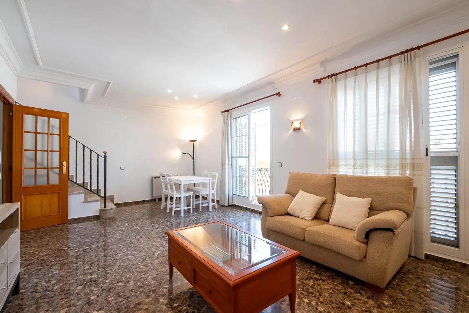 Wohnzimmer von Dachboden zur Miete in Moncada mit Privatgarten, Terrasse und Balkon