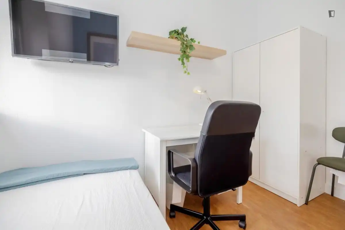 Dormitori de Apartament per a compartir en Jerez de la Frontera amb Moblat, Rentadora i Microones