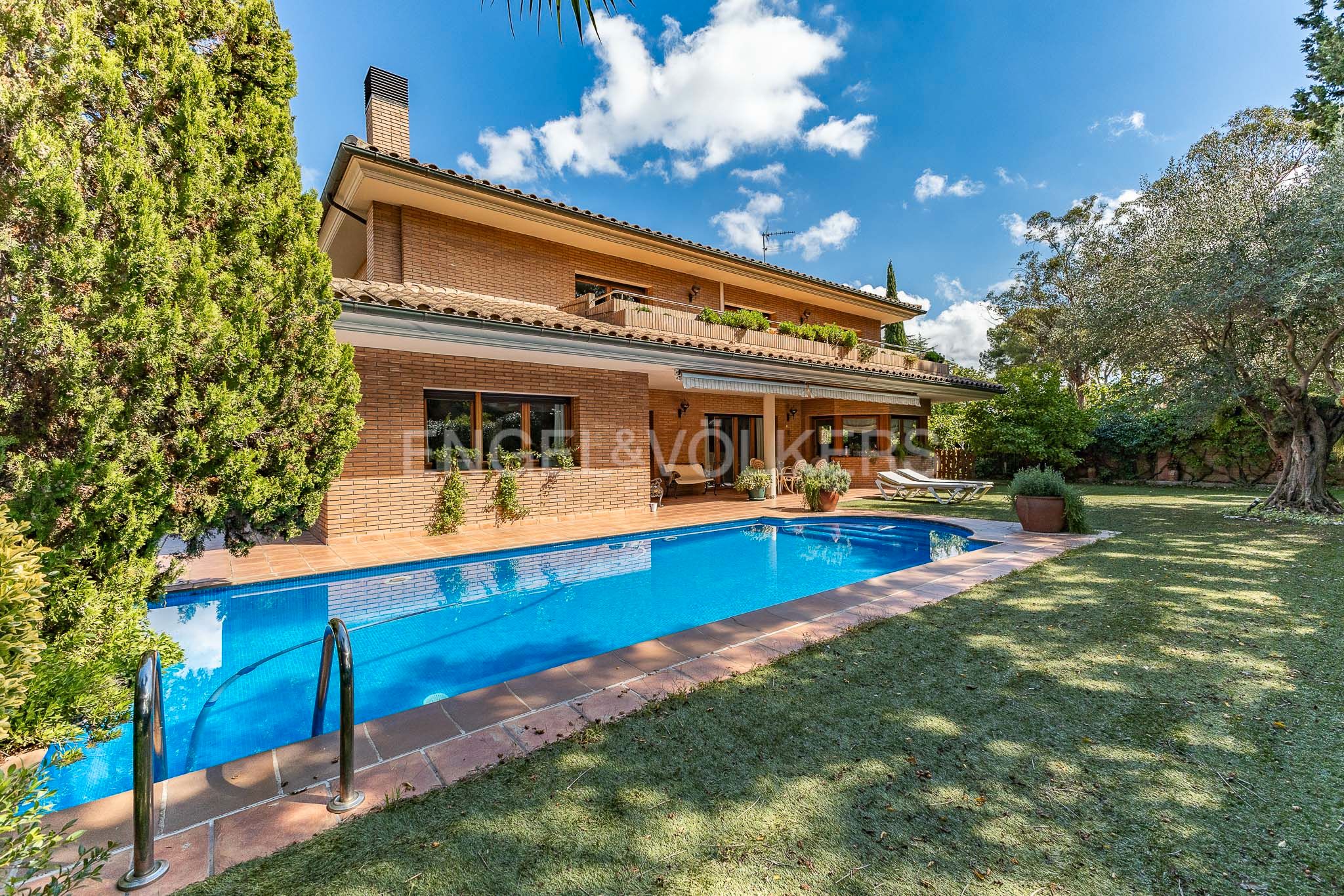 Vista exterior de Casa o xalet de lloguer en Sant Cugat del Vallès amb Calefacció, Jardí privat i Piscina