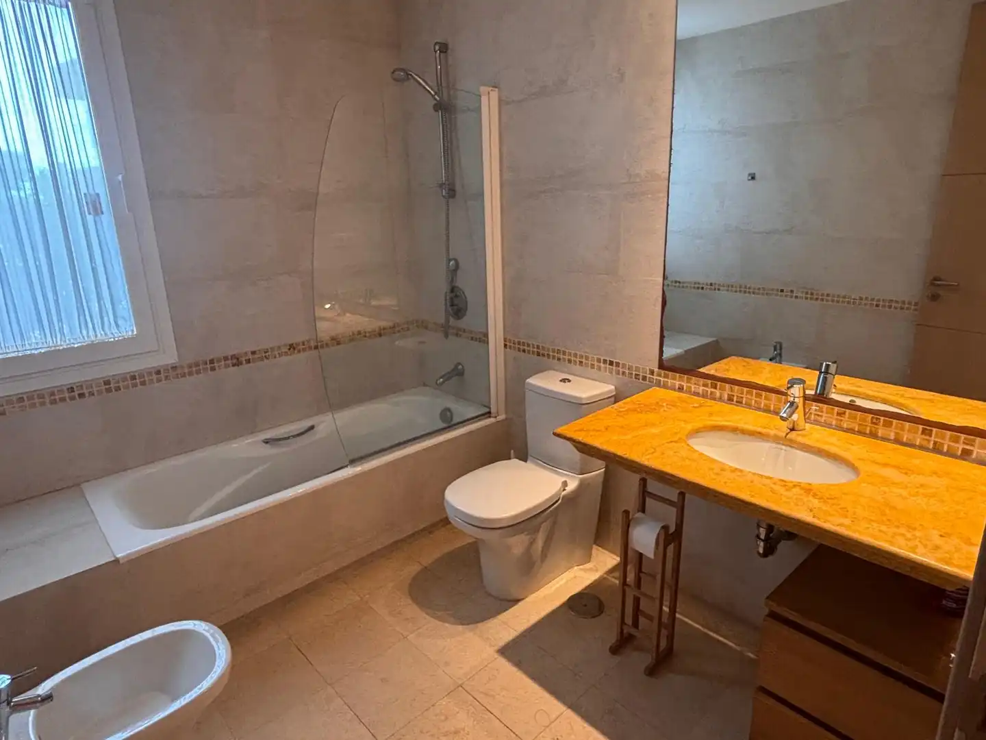 Badezimmer von Wohnung zum Verkauf in Sotogrande mit Klimaanlage, Heizung und Privatgarten