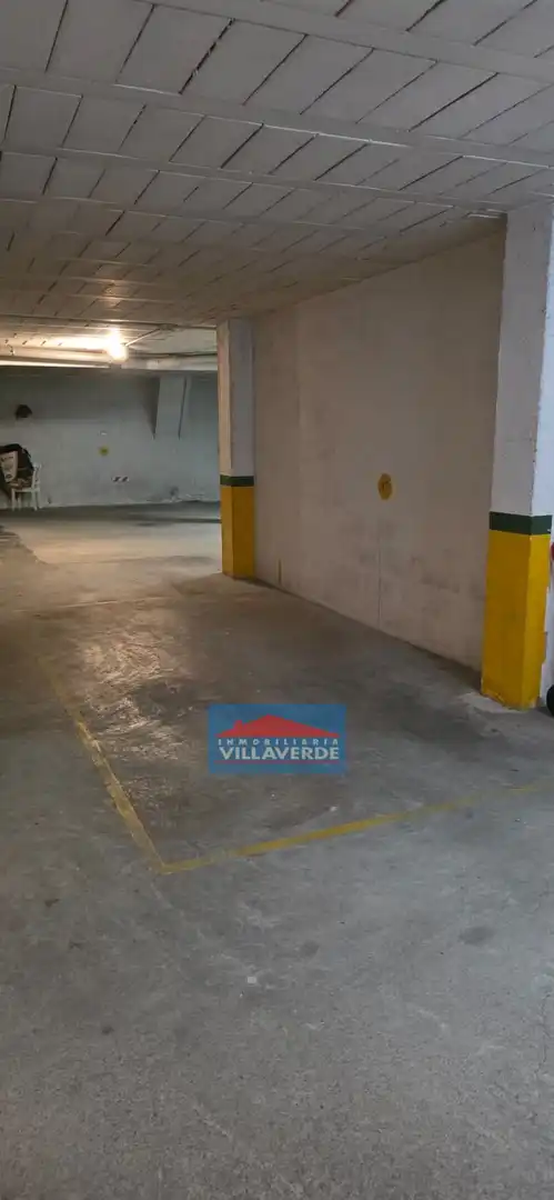 Aparcament de Pis en venda en Cangas  amb Calefacció