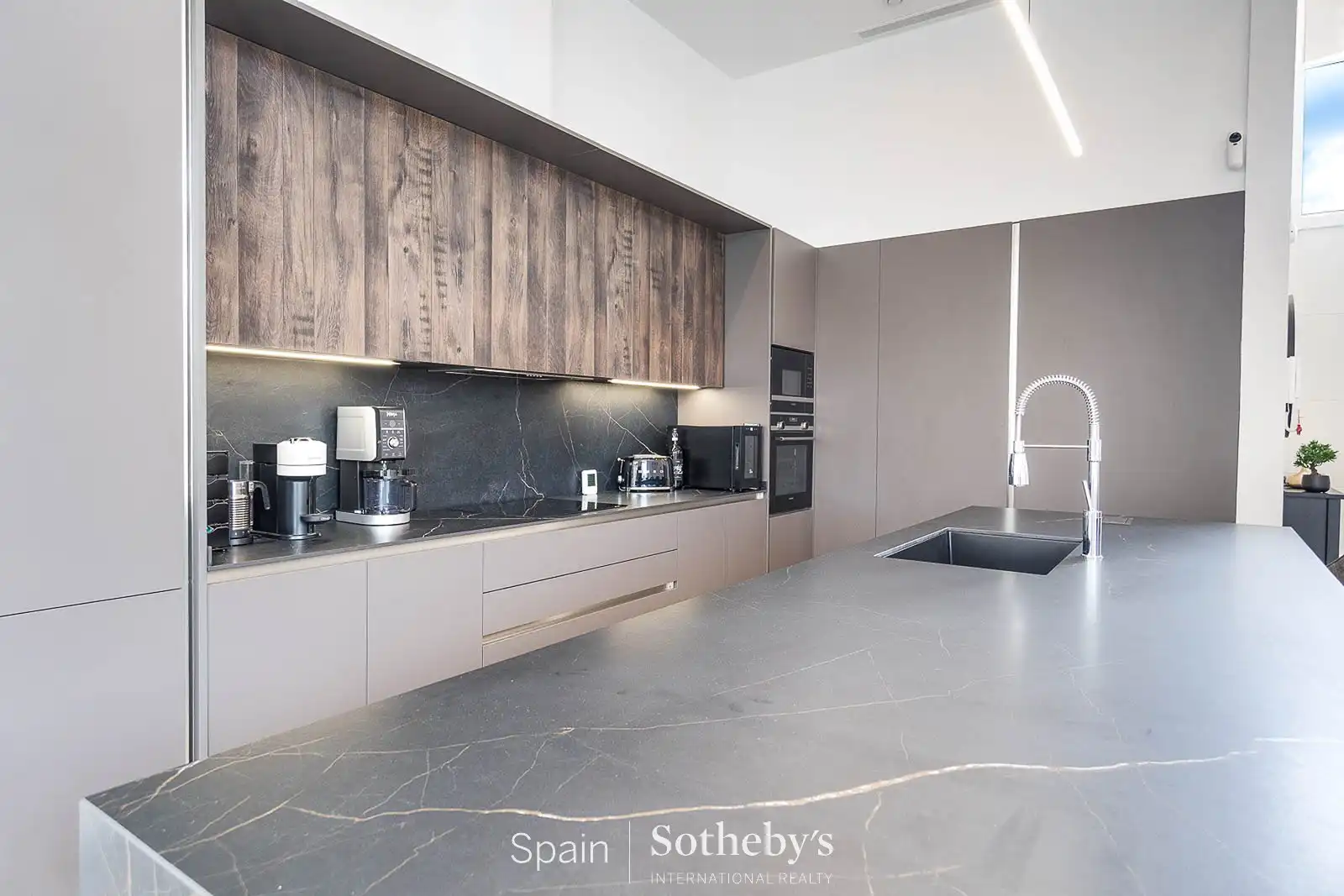Cuina de Casa o xalet en venda en Navata amb Aire condicionat, Jardí privat i Terrassa