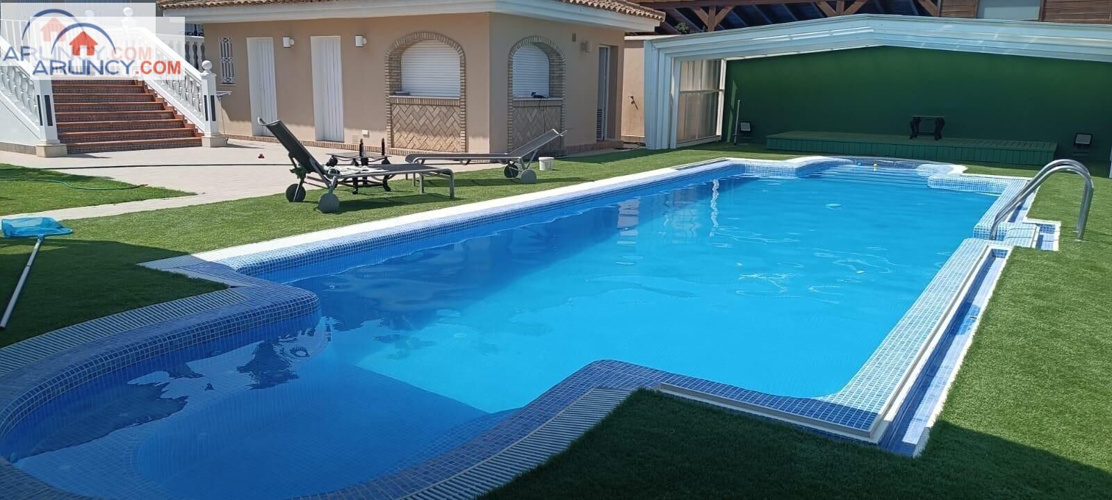 Piscina de Casa o xalet de lloguer en Montequinto amb Aire condicionat, Calefacció i Jardí privat