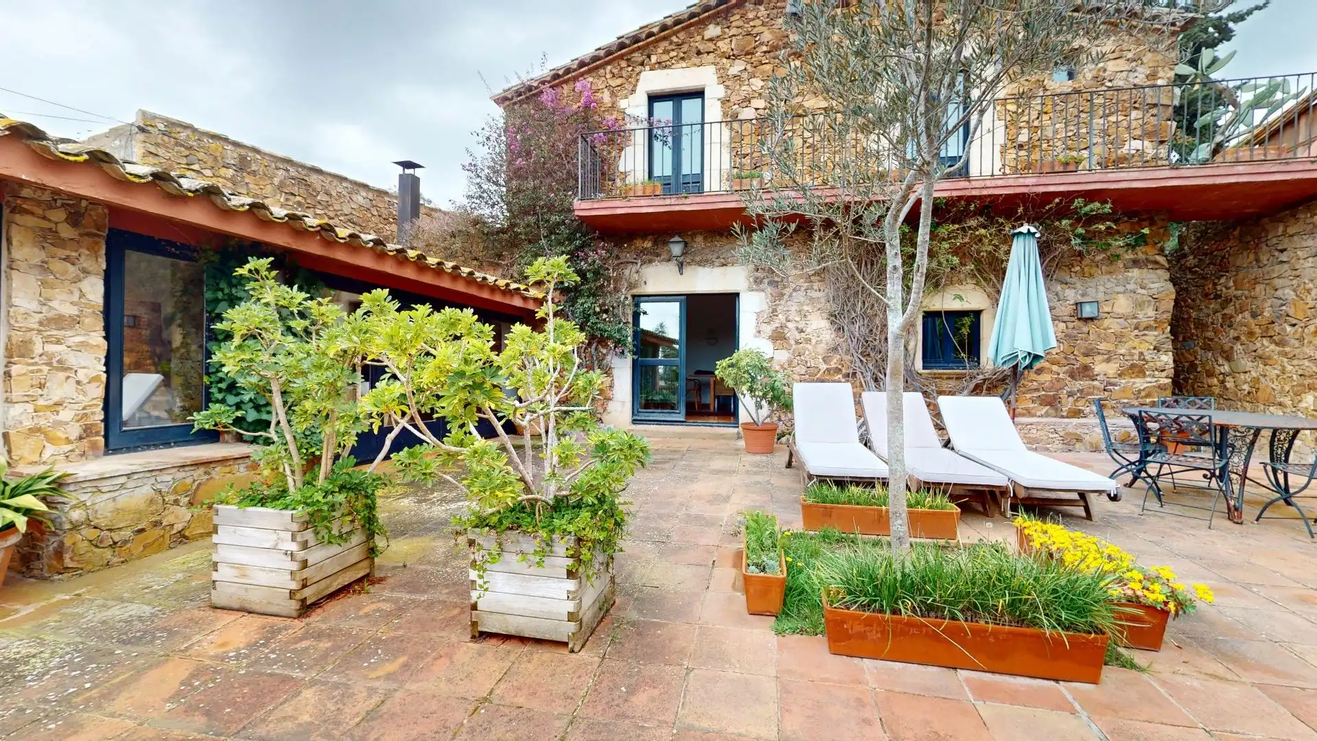 Maison rustique avec jardin à vendre à Mont-ras