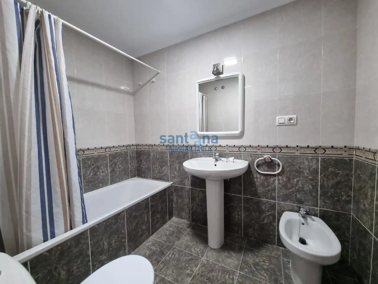 Bathroom of Apartments for rent in Valverde de la Virgen  with Heating, Parquet flooring and Terrace