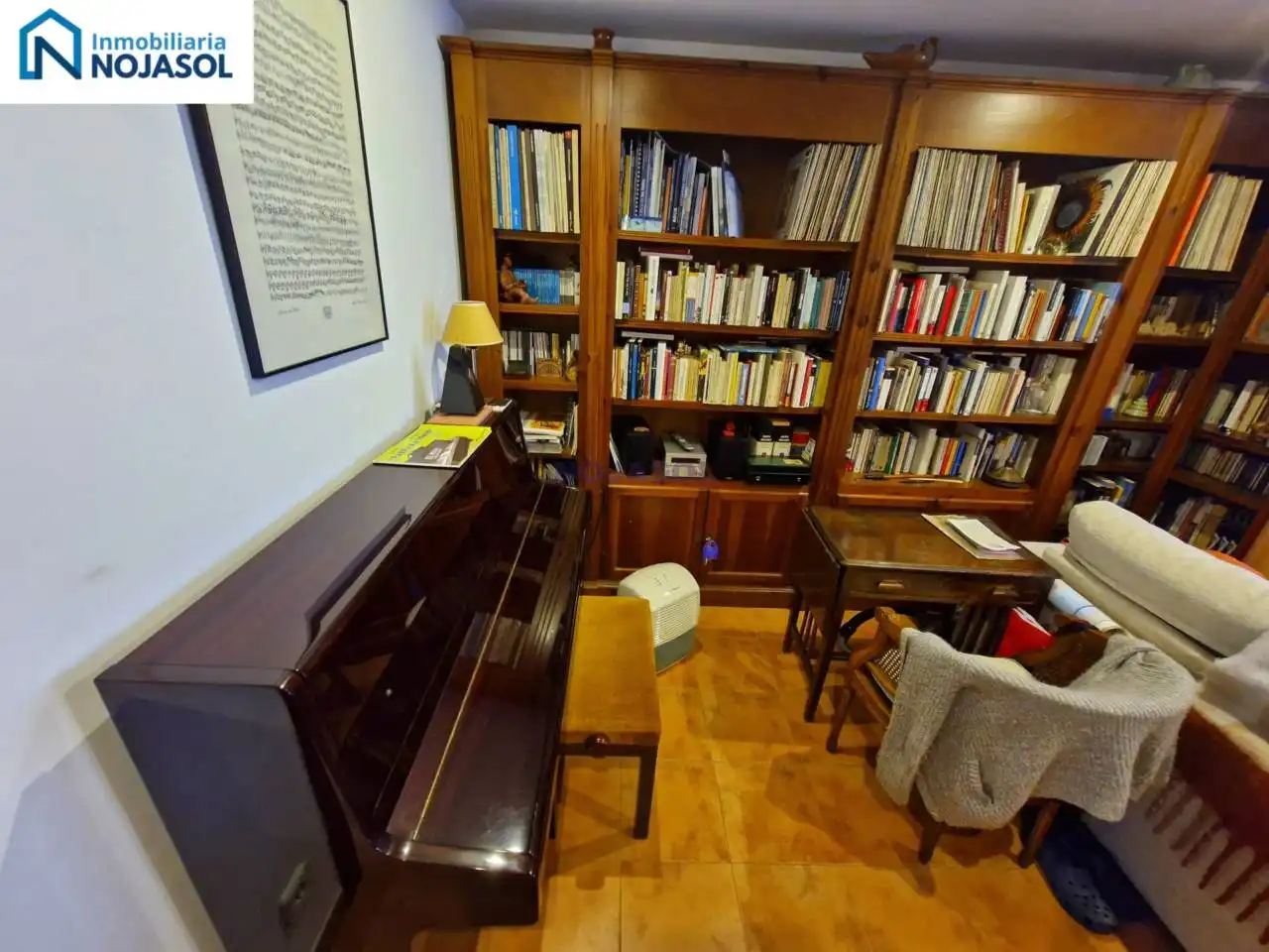Sala d'estar de Casa adosada en venda en Escalante amb Calefacció, Jardí privat i Parquet