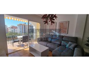 Sala d'estar de Apartament de lloguer en Fuengirola amb Aire condicionat, Terrassa i Piscina