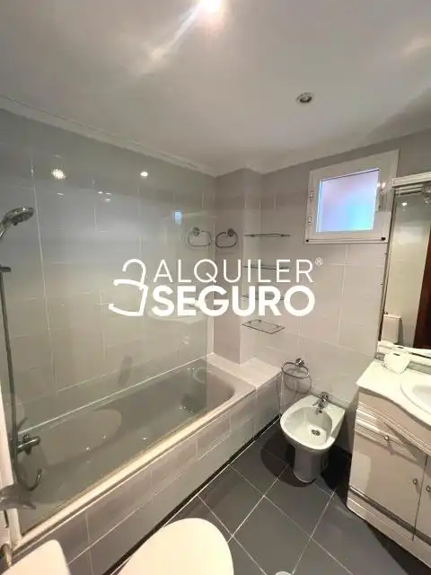 Bathroom of Flat for rent in Madrid  with Heating, Terrace and Furnished