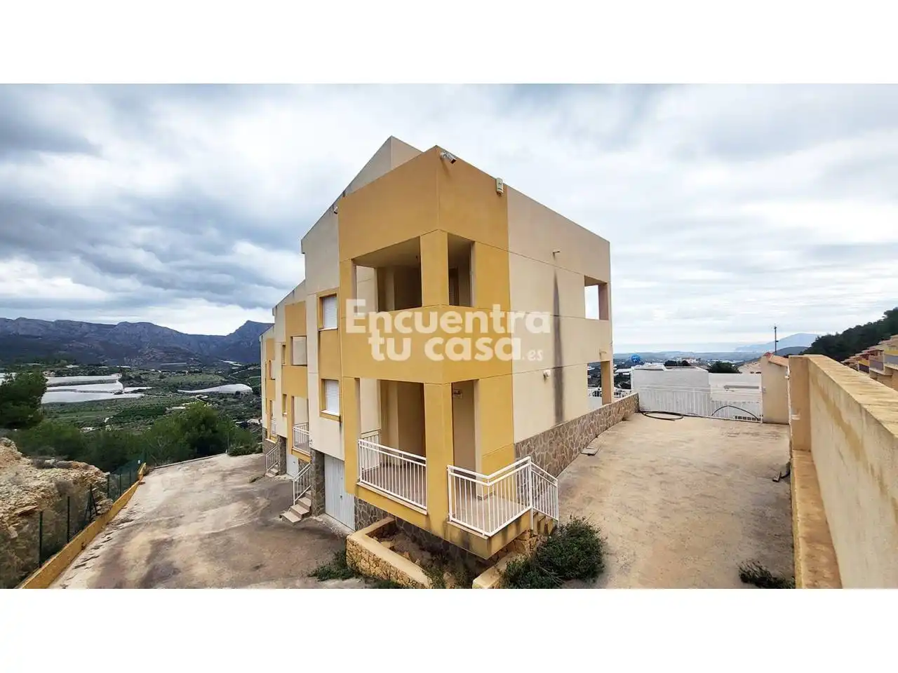 Vista exterior de Casa o xalet en venda en Callosa d'en Sarrià amb Terrassa i Piscina
