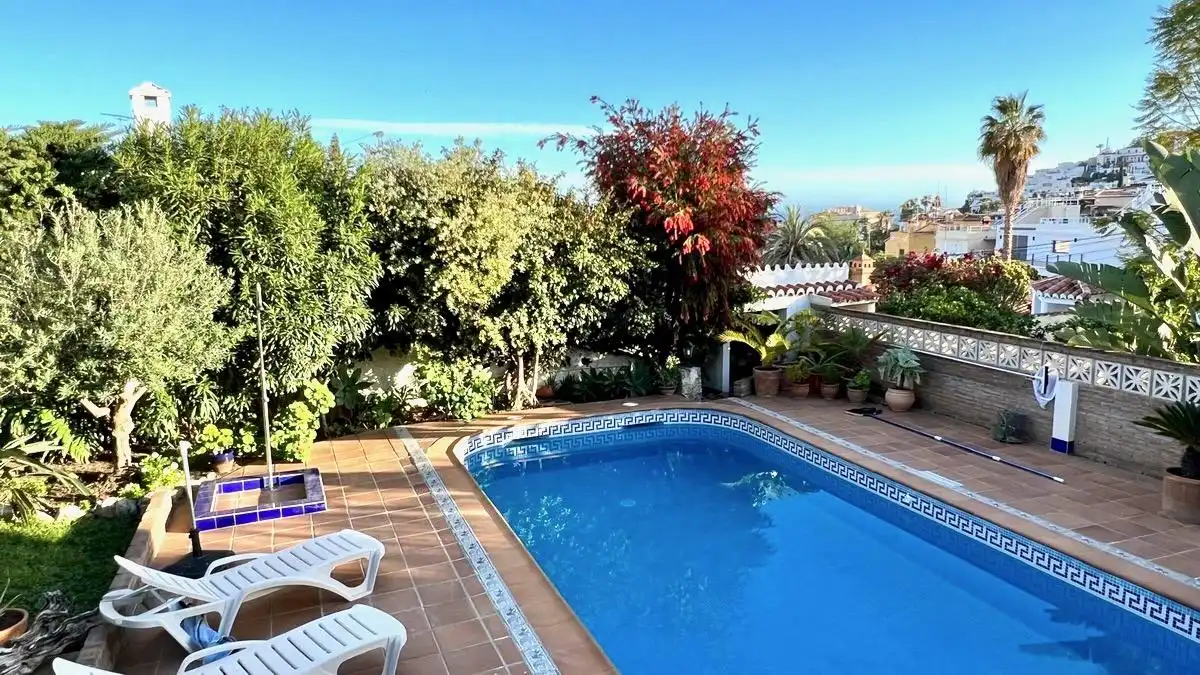 Casa amb piscina en venda a Avenida  del Mediterraneo